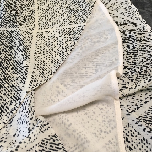 Juicy Couture Cream / Black Cold Shoulder Top Sz M - Picture 6 of 8